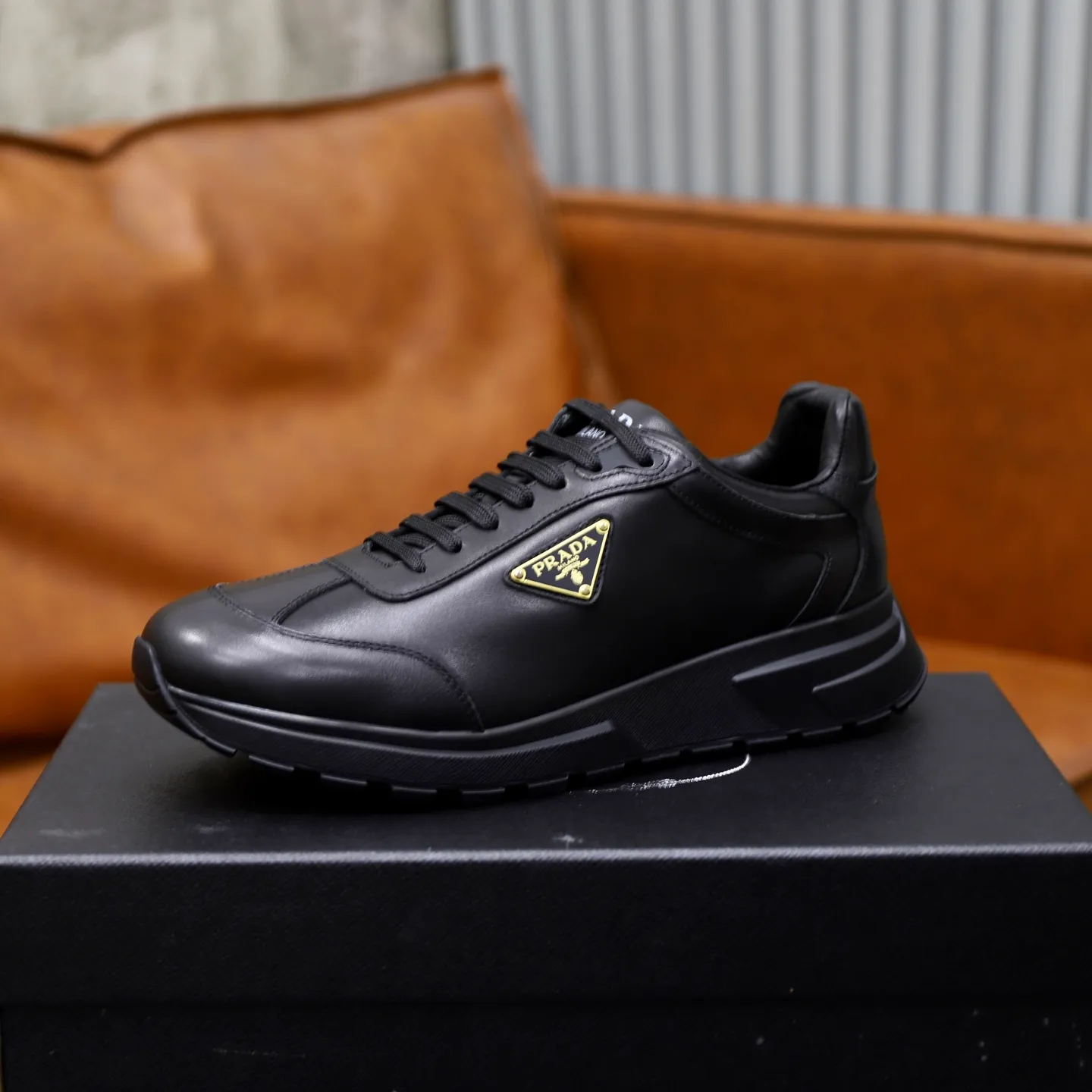 Factory price: 740💰Top original order Brand: PRADA (Prada) Standard code: Men's size 38/44 (45 can be customized) Grade: Same as the official website Material: Original cowhide stitching imported cowhide lining Original combination two-color wear-resistant soft outsole Style category: Leisure and sports version Young fashion European and American trend British style Color: Real picture color